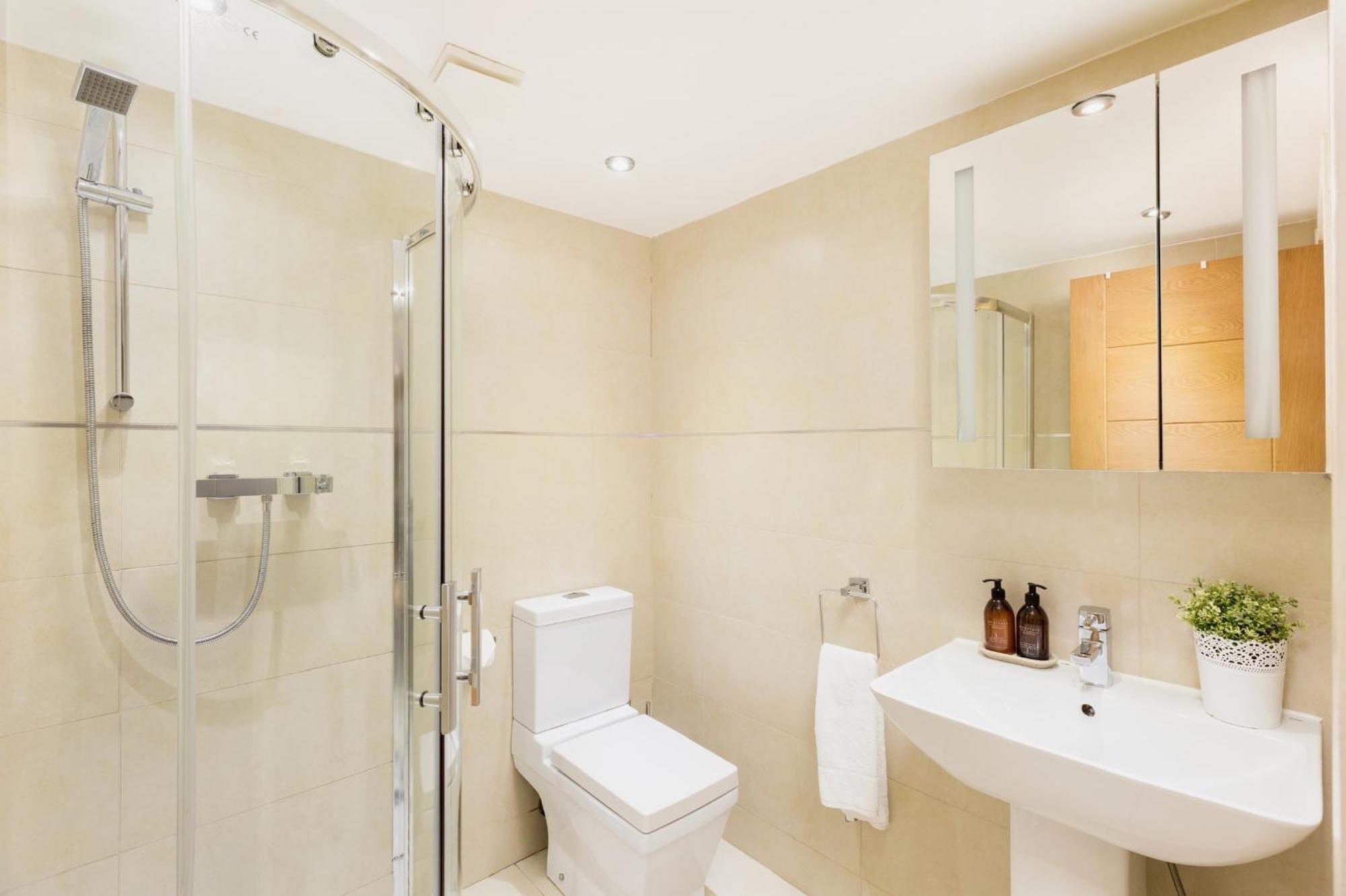High End Luxury Townhouse In Jq, 4 Bedrooms, Flat Screen Tv In All Rooms, Free Parking, Near Birmingham City Centre Deposit Required Esterno foto