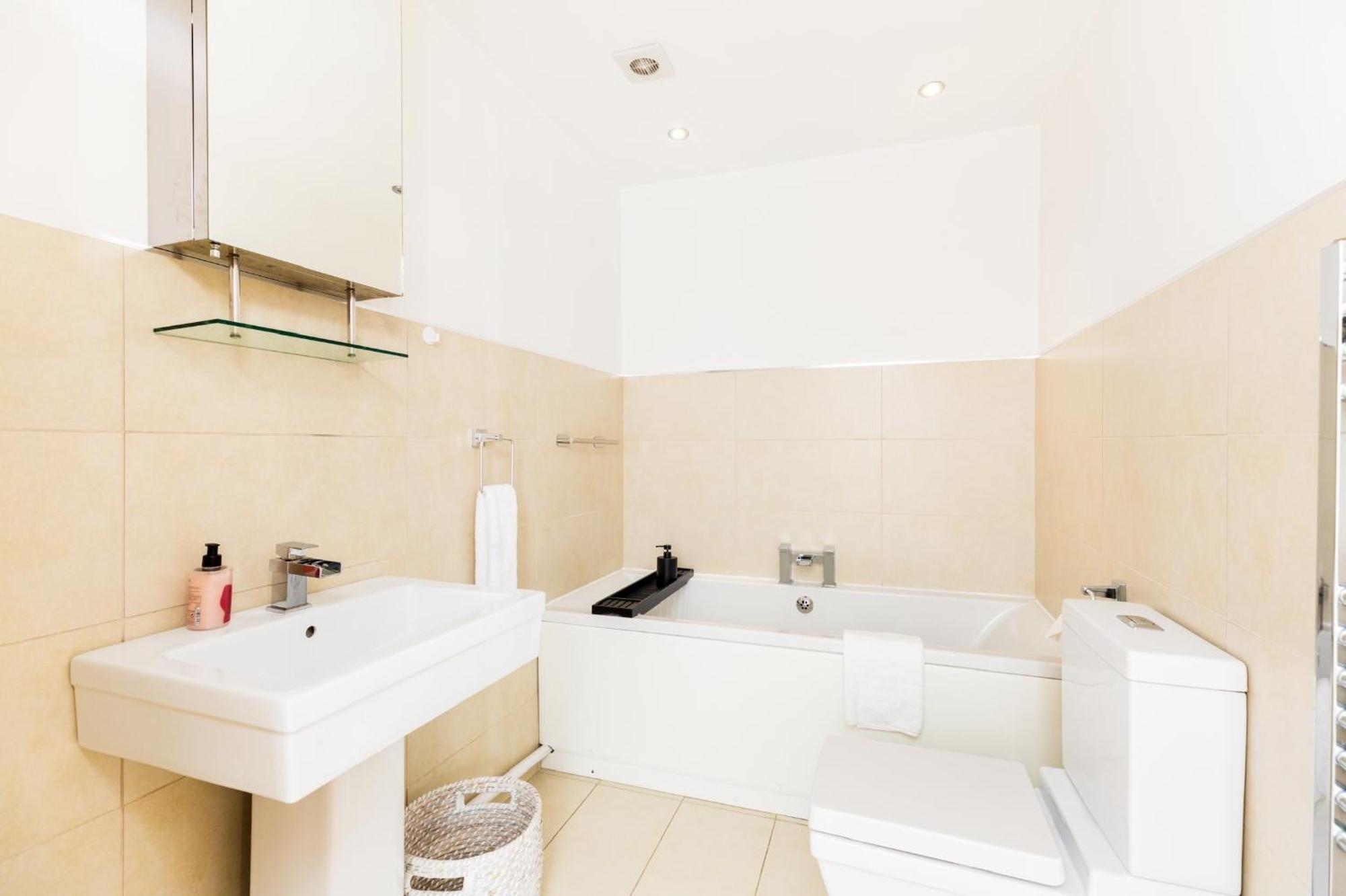 High End Luxury Townhouse In Jq, 4 Bedrooms, Flat Screen Tv In All Rooms, Free Parking, Near Birmingham City Centre Deposit Required Esterno foto
